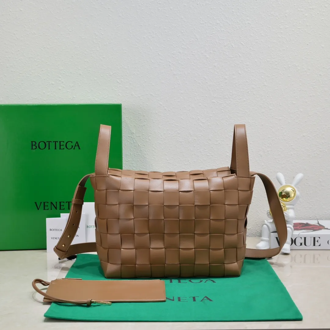 Batch 2600 BottegaVeneta What can be packed in the new bowling bag? Have you got the new bowling bag? Super large capacity ~ The key is low-key, simple and casual style ~ the fashion sense is not reduced at all. It combines BV's classic woven elements and can also be used for computers. The length of the shoulder straps can be adjusted. It is suitable for tall girls to carry. Boys also have a sunny back☀️ Style number: 7466# Size: 28*21*16